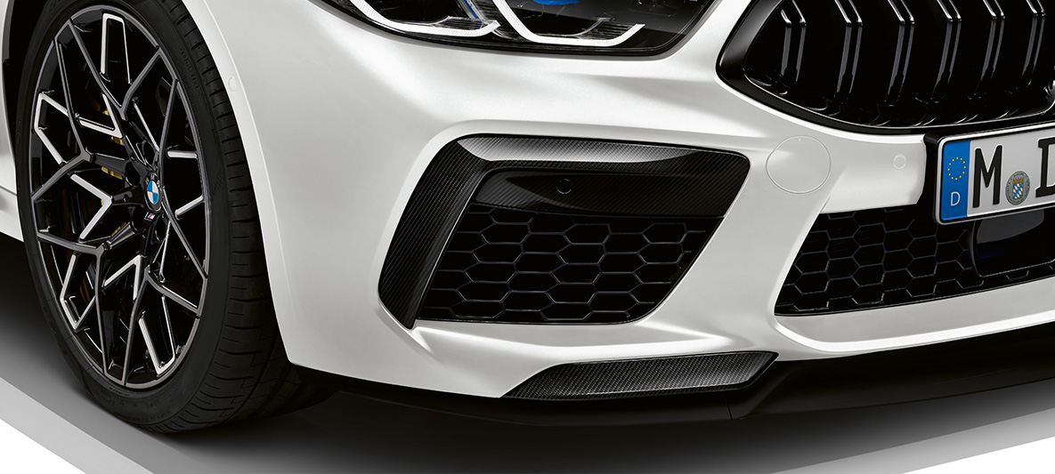 Diffuseur avant en carbone pack extérieur M Carbon BMW M8 Competition Gran Coupé F93 LCI restylage 2022 BMW M8 Competition Gran Coupé F93 LCI restylage 2022 BMW Individual Frozen Brilliant White metallic pack extérieur M Carbon diffuseur avant en carbone vue en gros plan