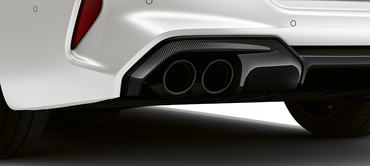 Jupe arrière carbon pack extérieur M Carbon BMW M8 Competition Gran Coupé F93 LCI restylage 2022 BMW M8 Competition Gran Coupé F93 LCI restylage 2022 BMW Individual Frozen Brilliant White metallic pack extérieur M Carbon jupe arrière carbon en gros plan