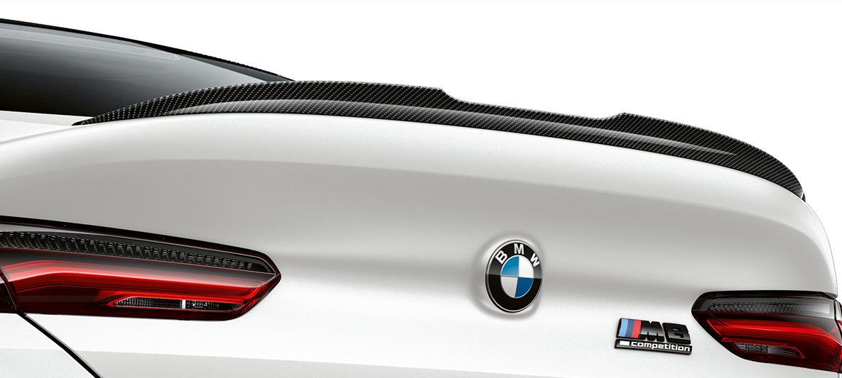 Becquet arrière en carbone pack extérieur M Carbon BMW M8 Competition Gran Coupé F93 LCI restylage 2022 BMW M8 Competition Gran Coupé F93 LCI Facelift 2022 BMW Individual Frozen Brilliant White metallic pack extérieur M Carbon becquet arrière en carbone vue en gros plan