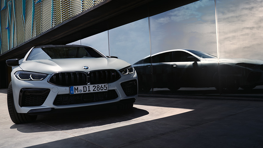 Caractéristiques techniques BMW M8 Competition Gran Coupé F93 LCI restylage 2022 BMW M8 Competition Gran Coupé F93 LCI restylage 2022 BMW Individual Frozen Brilliant White metallic vue de face caractéristiques techniques
