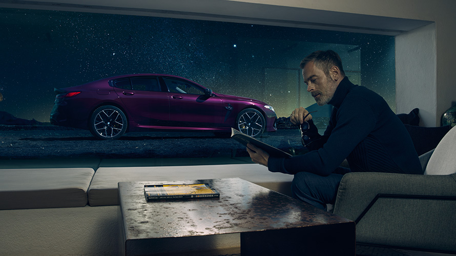 BMW M8 Competition Gran Coupé F93 2020 BMW Individual Ametrin metallic Seitenansicht durch ein Fenster