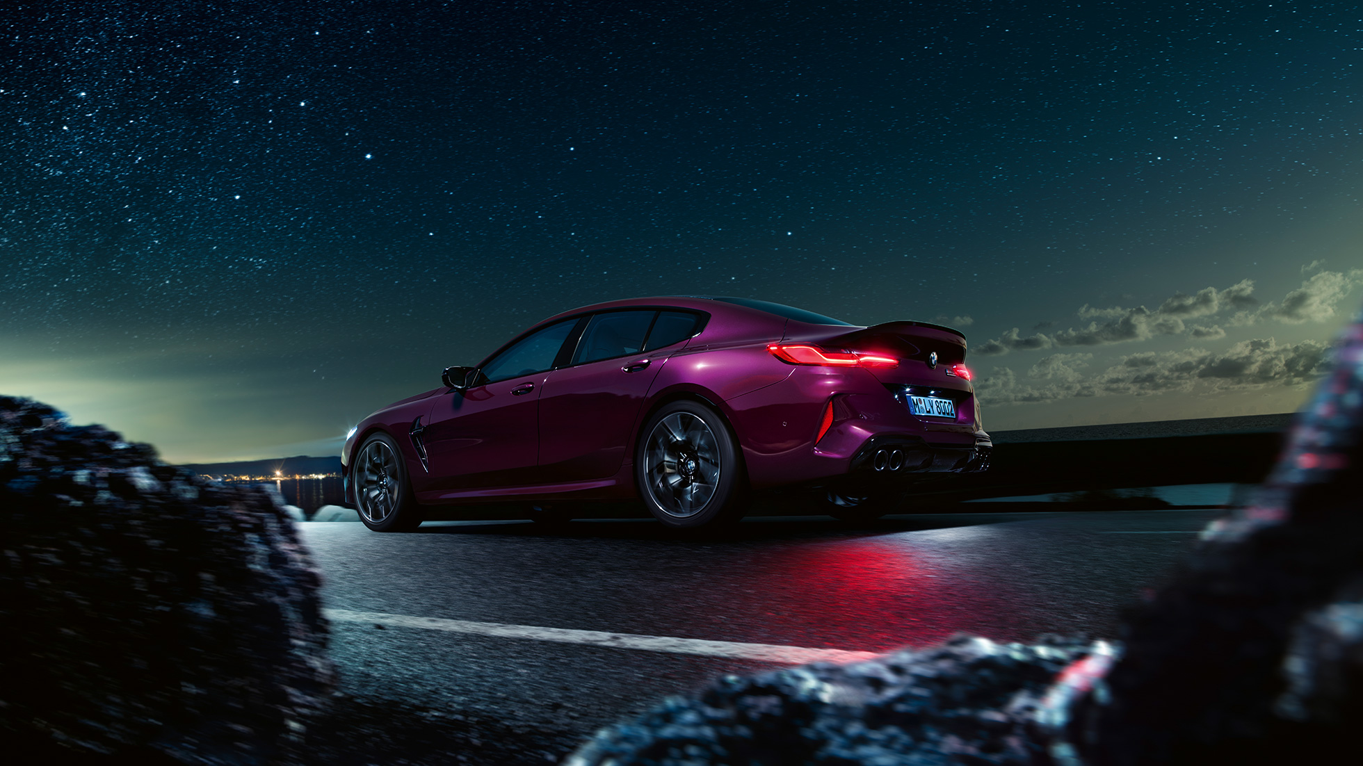 BMW M8 Competition Gran Coupé Dreiviertel-Heckansicht Froschperspektive F93 BMW M8 Competition Gran Coupé F93 2020 BMW Individual Ametrin metallic Dreiviertel-Heckansicht Froschperspektive