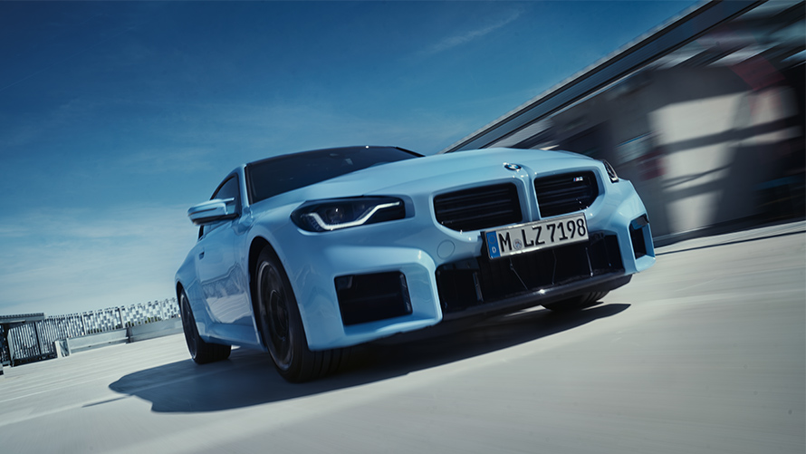 BMW M2 G87 Frontansicht fahrend auf Straße BMW M Modelle BMW M2 G87 Frontansicht fahrend auf Straße