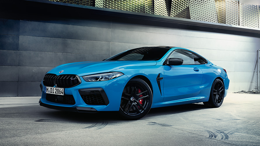 BMW M8 F92 Dreiviertel-Heckansicht stehend mit Model BMW M Modelle BMW M8 F92 Dreiviertel-Heckansicht stehend mit Model