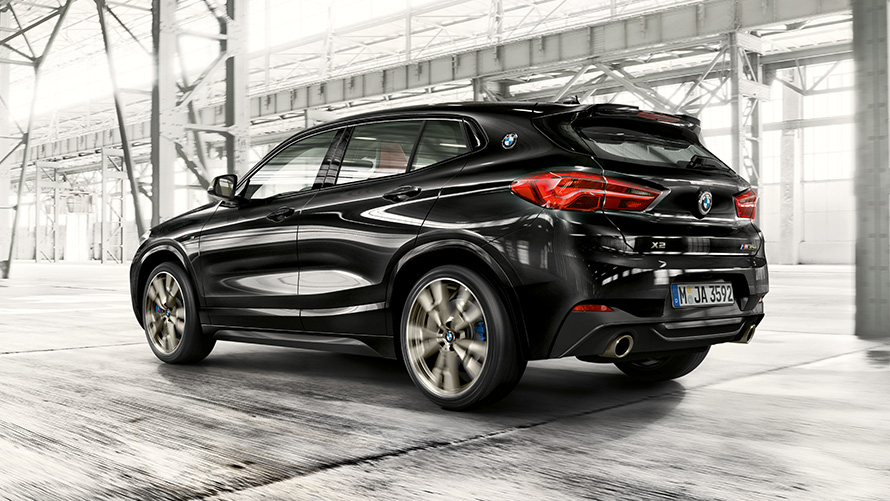 BMW X2 M35i (F39) en Saphirschwarz metallic, vue de trois quarts arrière, en mouvement BMW X2 M35i (F39) en Saphirschwarz metallic, vue de trois quarts arrière, en mouvement