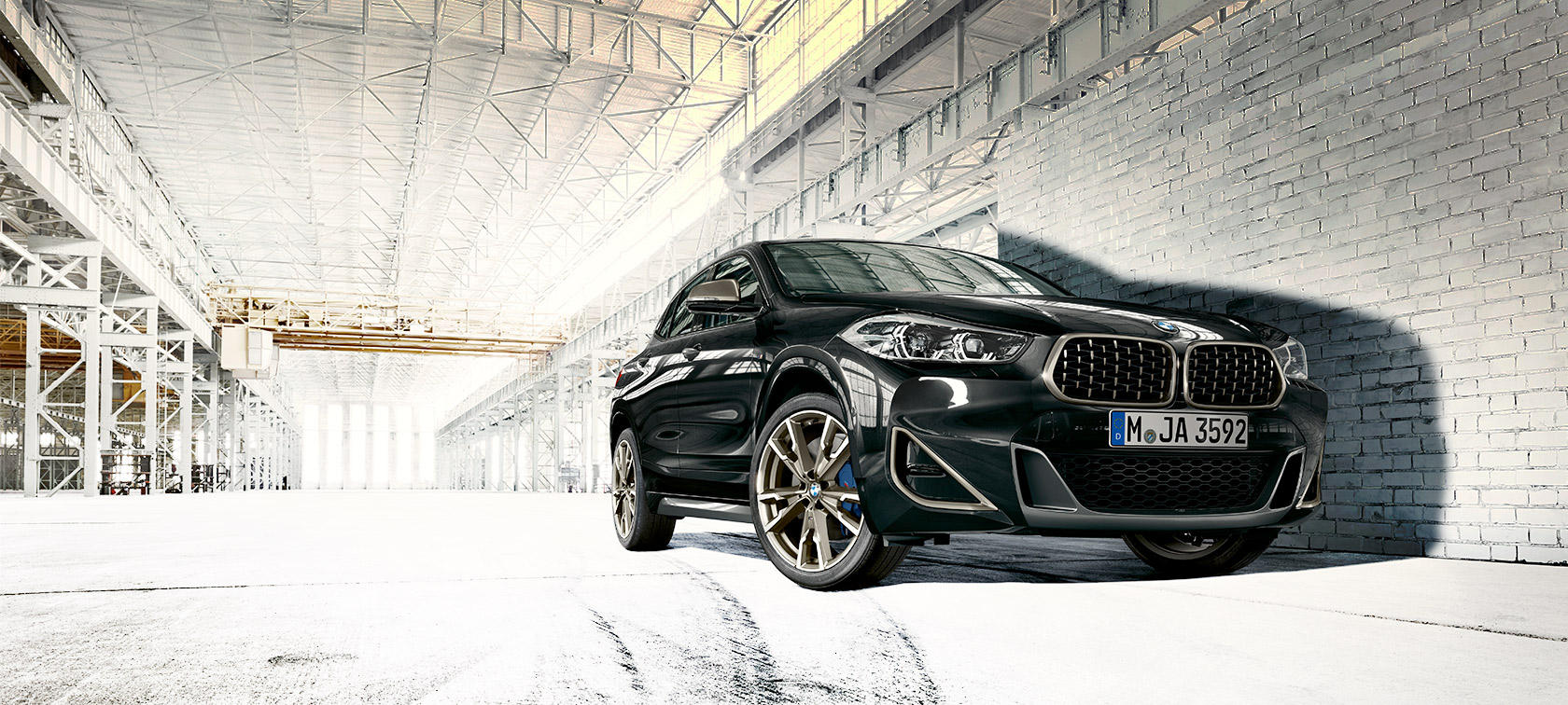 Vue en contre plongée de la BMW X2 M35i (F39) Saphirschwarz metallic