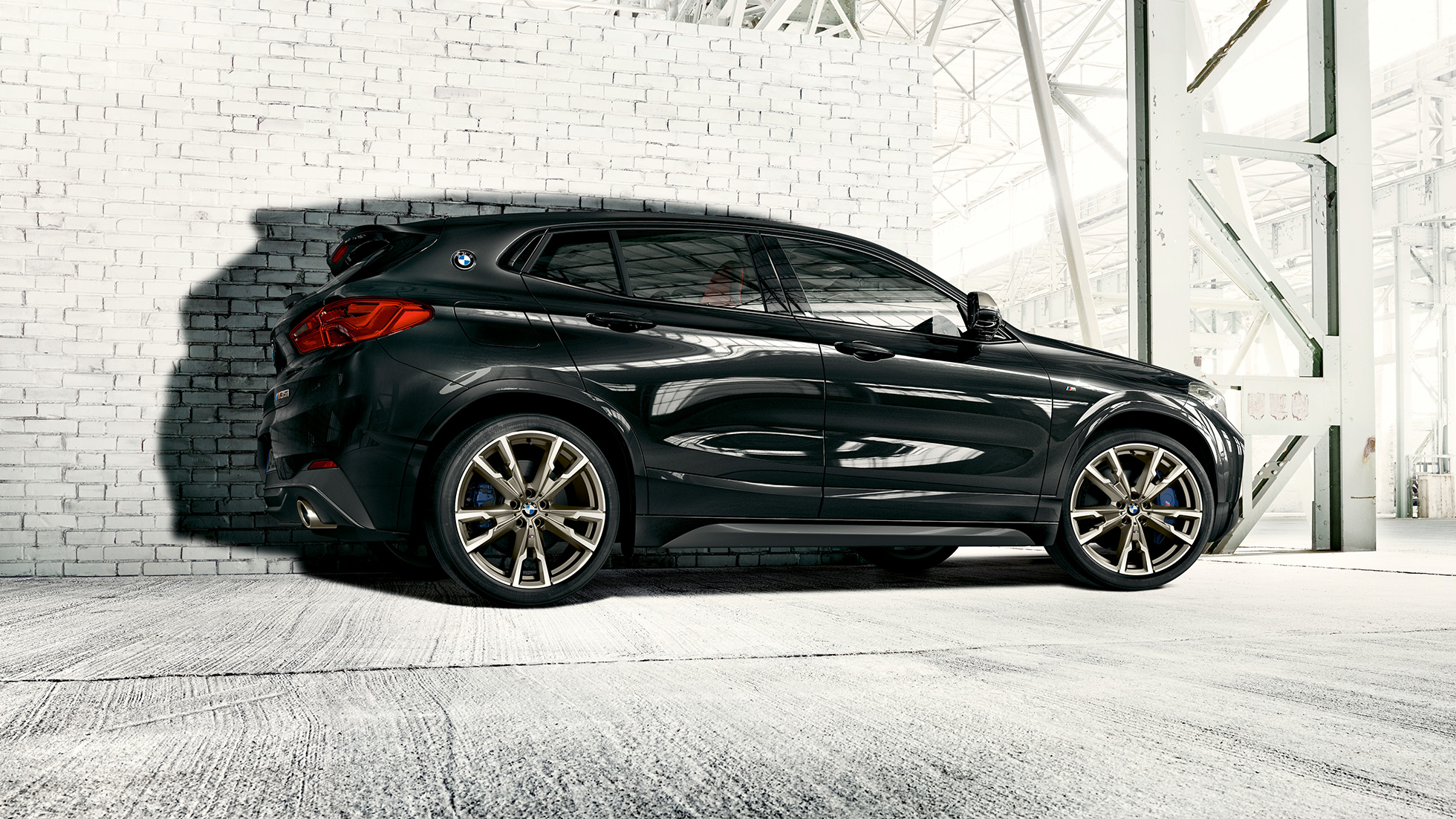 L’extérieur de la BMW X2 M35i SUV F39 Extérieur BMW X2 M35i SUV Saphirschwarz metallic F39 vue de profil