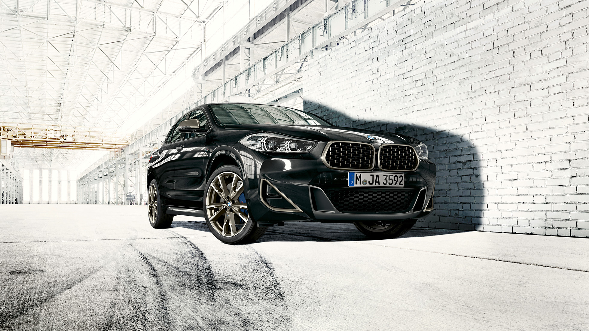Doubles naseaux de la BMW X2 M35i SUV F39 Doubles naseaux de la BMW X2 M35i SUV Saphirschwarz metallic F39 vue de trois quarts avant
