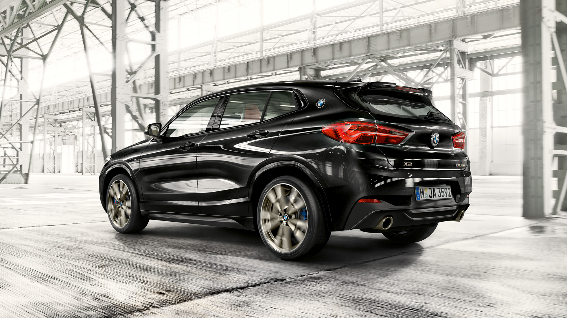 Spoiler arrière M en cuir de la BMW X2 M35i SUV F39 Spoiler arrière M de la BMW X2 M35i SUV Saphirschwarz metallic F39 vue de trois quarts arrière