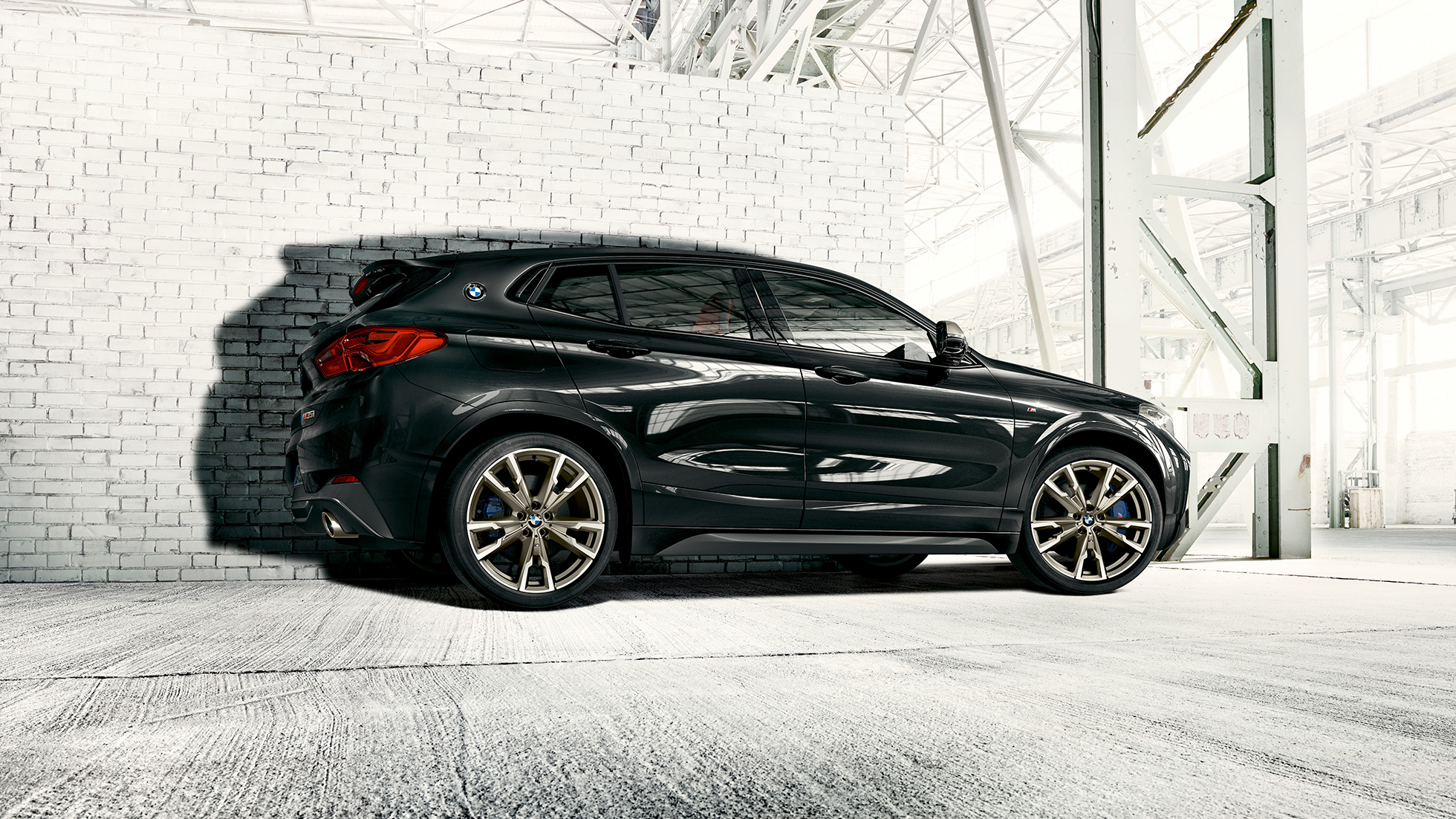 Jantes M en alliage léger de la BMW X2 M35i SUV F39 Jantes M en alliage léger de la BMW X2 M35i SUV Saphirschwarz metallic F39 vue de profil