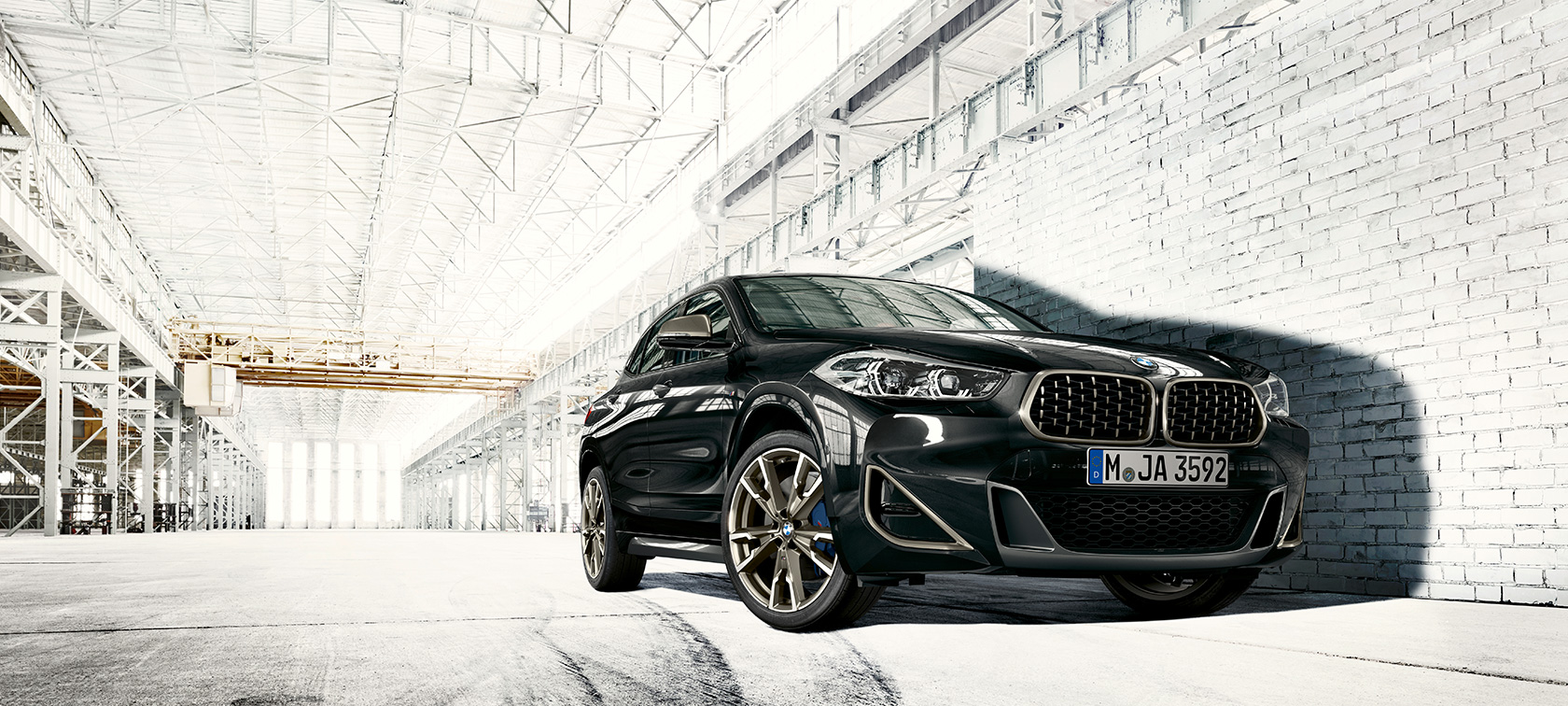 Vue en contre-plongée BMW X2 M35i SUV F39 Vue en contre-plongée de la BMW X2 M35i SUV Saphirschwarz metallic F39 2018