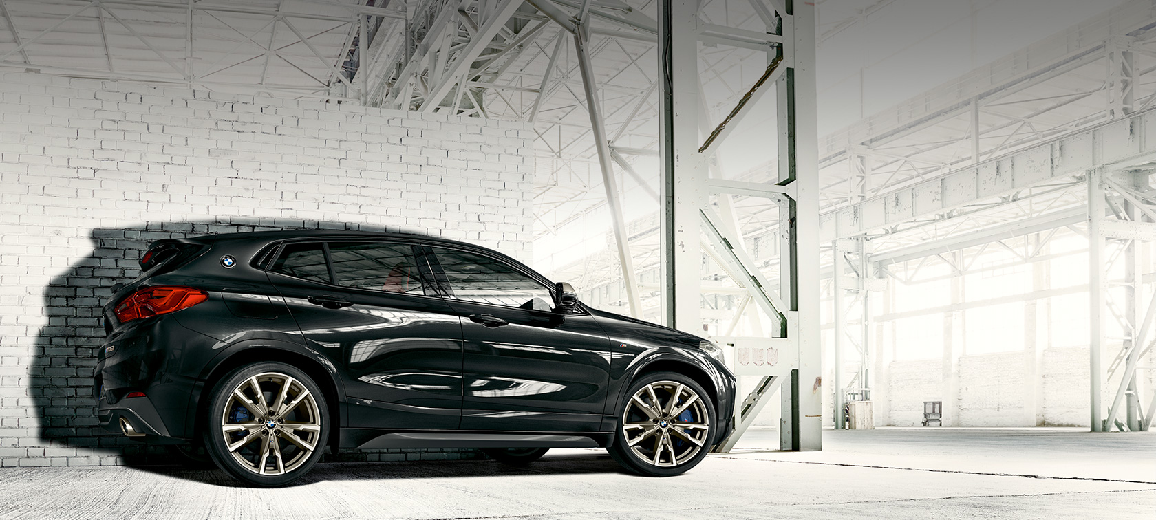 Vue de profil de la BMW X2 M35i F39 Vue de profil BMW X2 M35i Saphirschwarz metallic F39