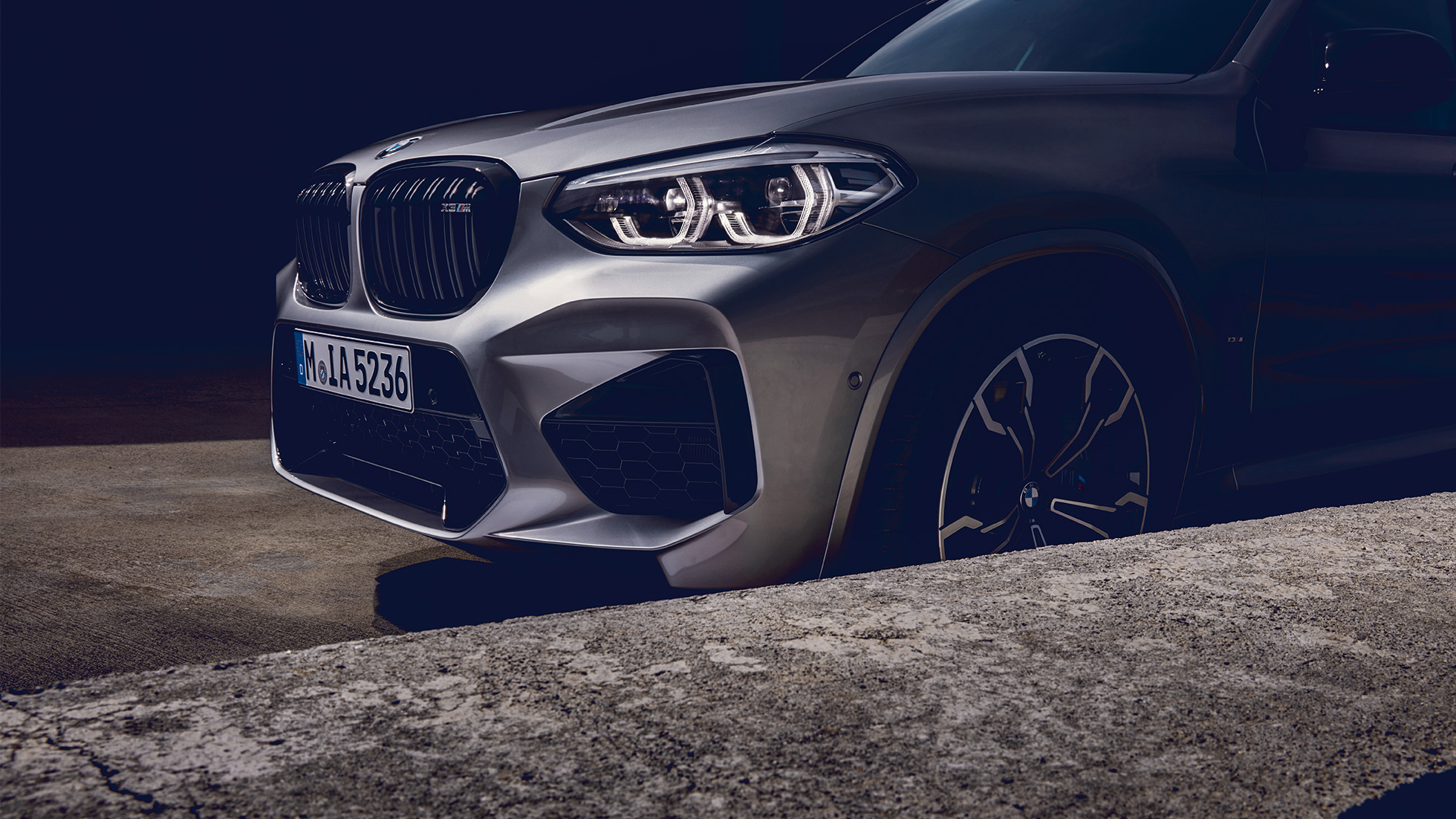 BMW X3 M Competition, vue de profil avant. Extérieur de la BMW X3 M Competition en Donington Grau metallic, vue de profil avant.