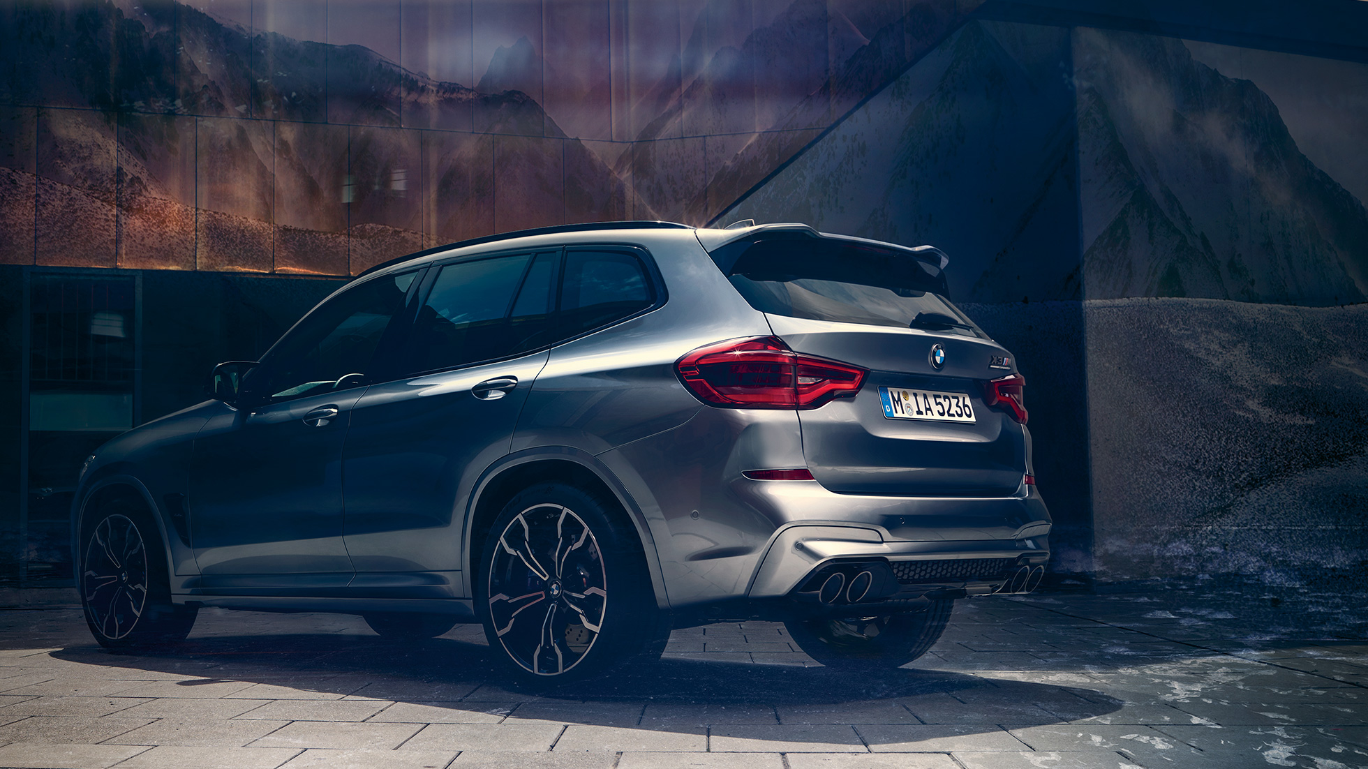 BMW X3 M Competition, vue de profil arrière. Extérieur de la BMW X3 M Competition en Donington Grau metallic, vue de profil arrière.