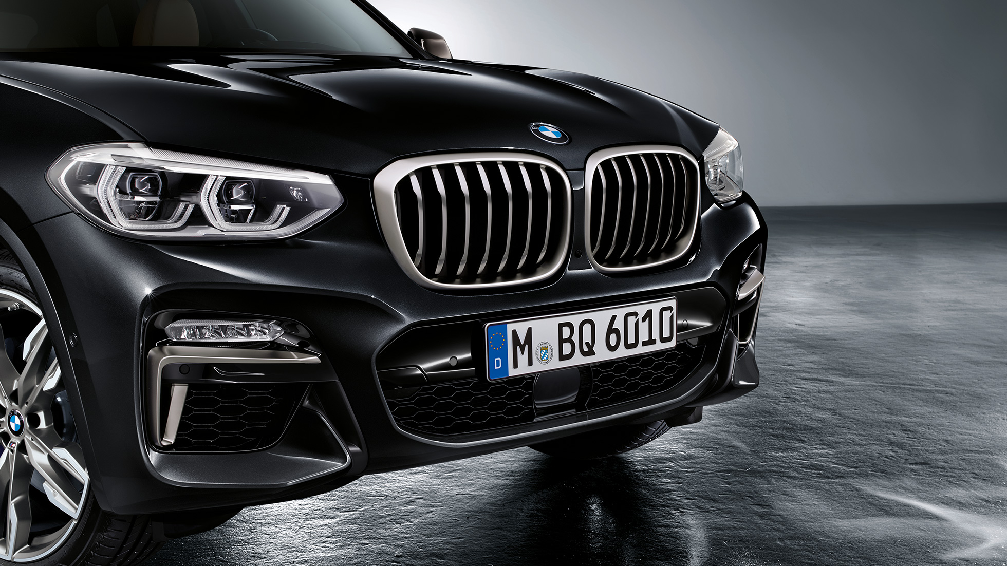 BMW X3 M40i et BMW X3 M40d, avant. Extérieur des BMW X3 M40i et BMW X3 M40d en Saphierschwarz metallic, avant avec éléments de design en Cerium Grey.