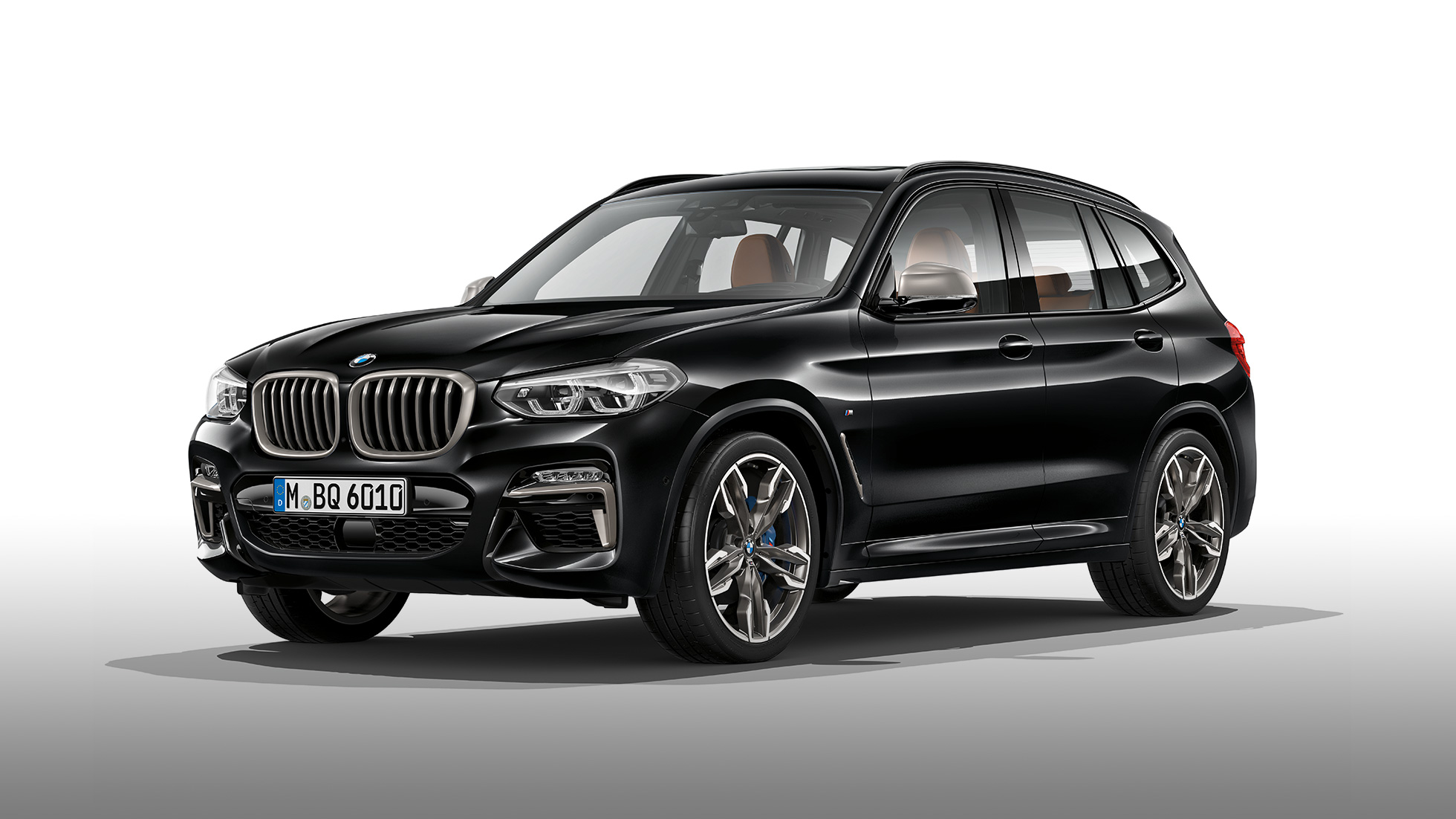 BMW X3 M40i et BMW X3 M40d, vue de profil. Extérieur des BMW X3 M40i et BMW X3 M40d en Saphierschwarz metallic, vue de profil.