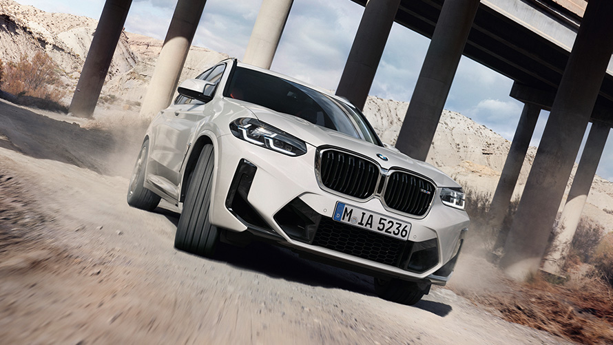 BMW X3 M F97 LCI Facelift 2021 Alpinweiß Dreiviertel-Frontansicht fahrend durch Kurve