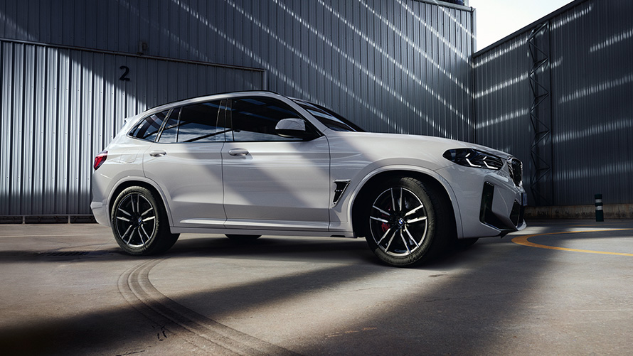 BMW X3 M F97 LCI Facelift 2021 Alpinweiß Seitenansicht stehend