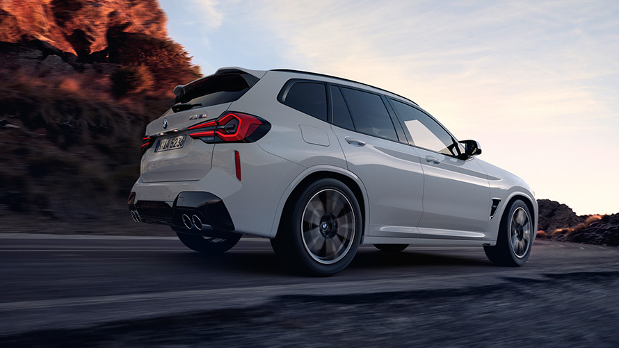 BMW X3 M F97 LCI Facelift 2021 Alpinweiß seitliche Heckansicht Froschperspektive