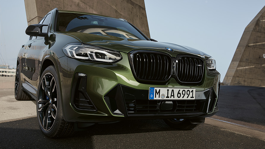 BMW X3 M40i G01 LCI Facelift 2021 Malachitgrün metallic Frontansicht stehend