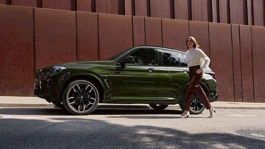 BMW X3 M40i G01 LCI Facelift 2021 Malachitgrün metallic Seitenansicht mit weiblichem Model