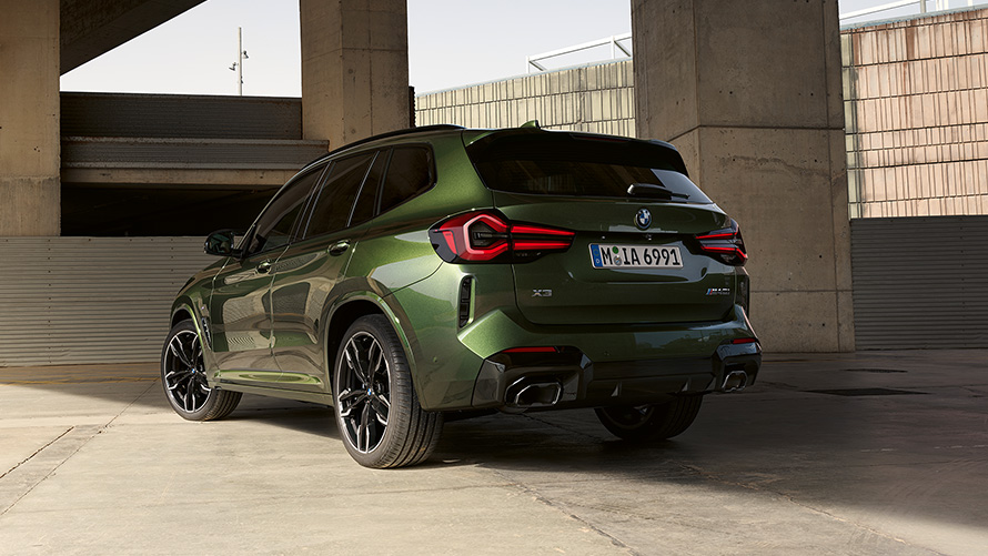 BMW X3 M40i G01 LCI Facelift 2021 Malachitgrün metallic Dreiviertel-Hecktansicht stehend