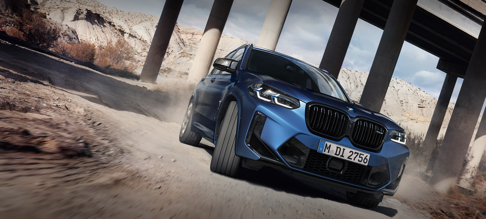 BMW X3 M Competition F97 LCI Facelift 2021 Frozen Marina Bay Blau metallic Dreiviertel-Frontansicht fahrend 