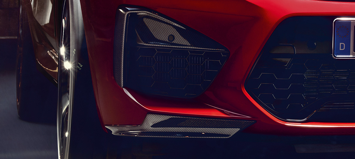 BMW X4 M Competition, Spangen an den äußeren Lufteinlässen und Aeroblades aus Carbon. F98 BMW X4 M Competition in Toronto Rot metallic, Exterieur, M Carbon Exterieurpaket, Spangen an den äußeren Lufteinlässen und Aeroblades aus Carbon. F98