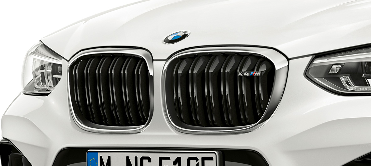 BMW X4 M, M Niere. F98 BMW X4 M in Alpinweiß, Exterieur, Front, M Niere mit Chrom-Highlights und Modellkennzeichnung. F98