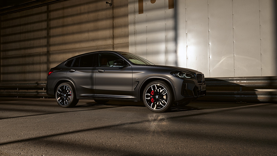BMW X4 M40i G02 LCI 2021 Facelift Seitenansicht vor glänzender Wand