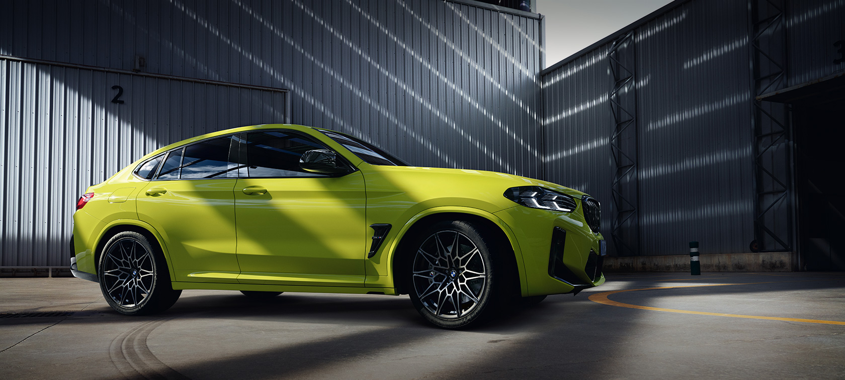 BMW X4 M Competition F98 LCI Facelift 2021 Sao Paulo Gelb Seitenansicht in der Halle