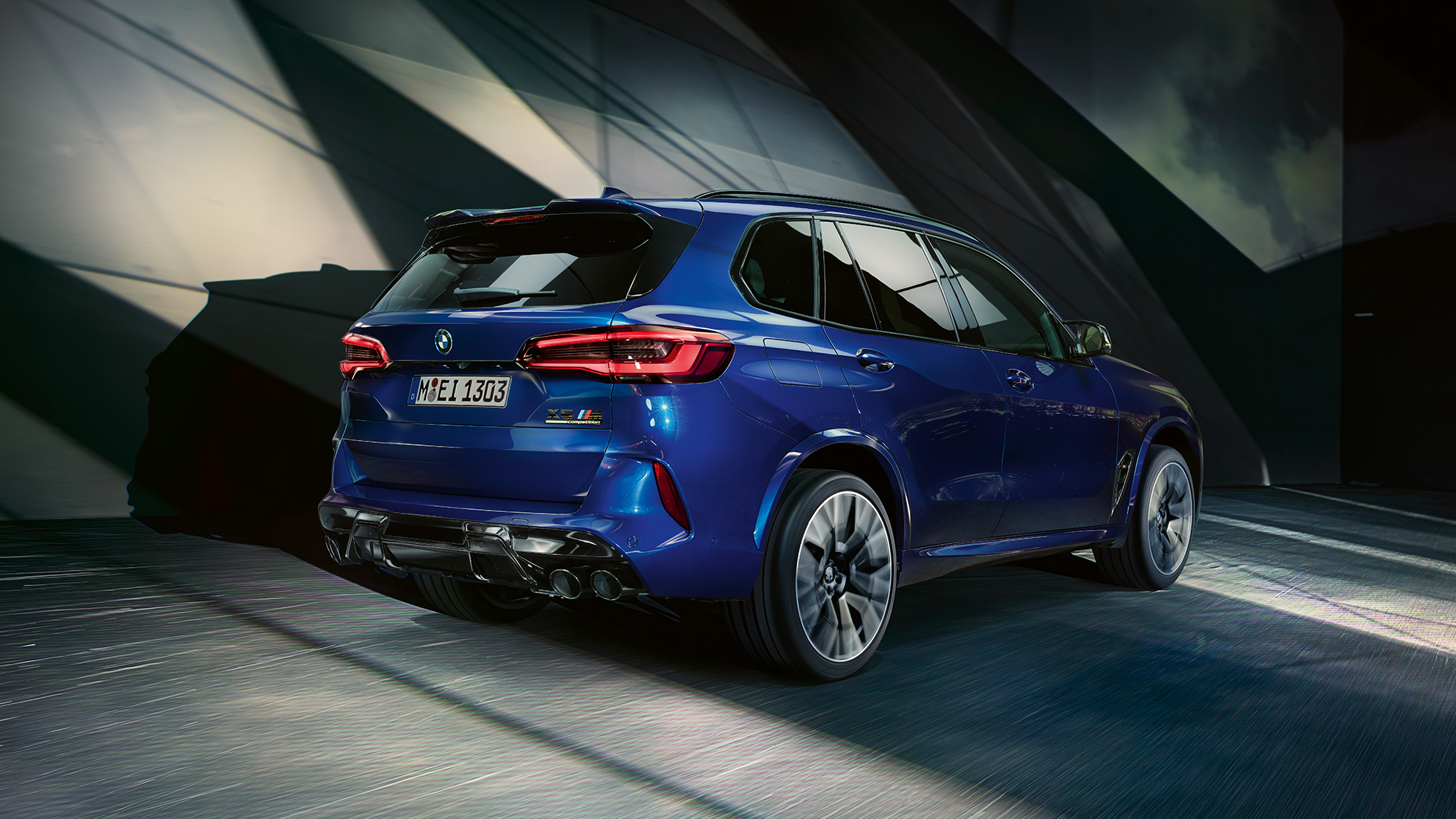 BMW X5 M Competition mit M xDrive F95 BMW X5 M Competition mit M xDrive F95 2020 Marina Bay Blau metallic Dreiviertel-Heckansicht