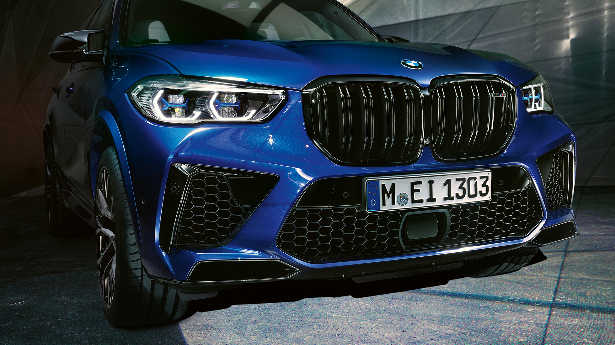 Doubles naseaux M BMW X5 M Competition SUV F95 Doubles naseaux M, BMW X5 M Competition SUV F95 en Marina Bay Blau metallic, vue de face en gros plan
