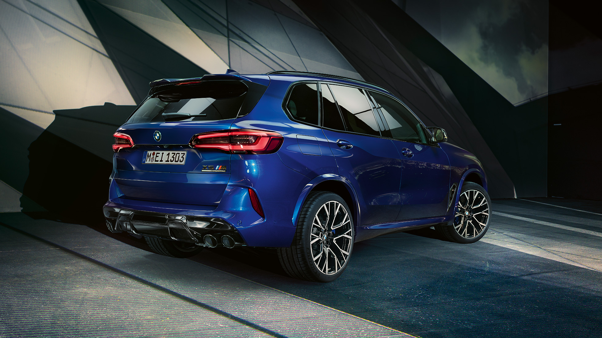 BMW X5 M Competition Dreiviertel-Heckansicht F95 BMW X5 M Competition mit M Sportabgasanlage F95 Marina Bay Blau metallic Dreiviertel-Heckansicht