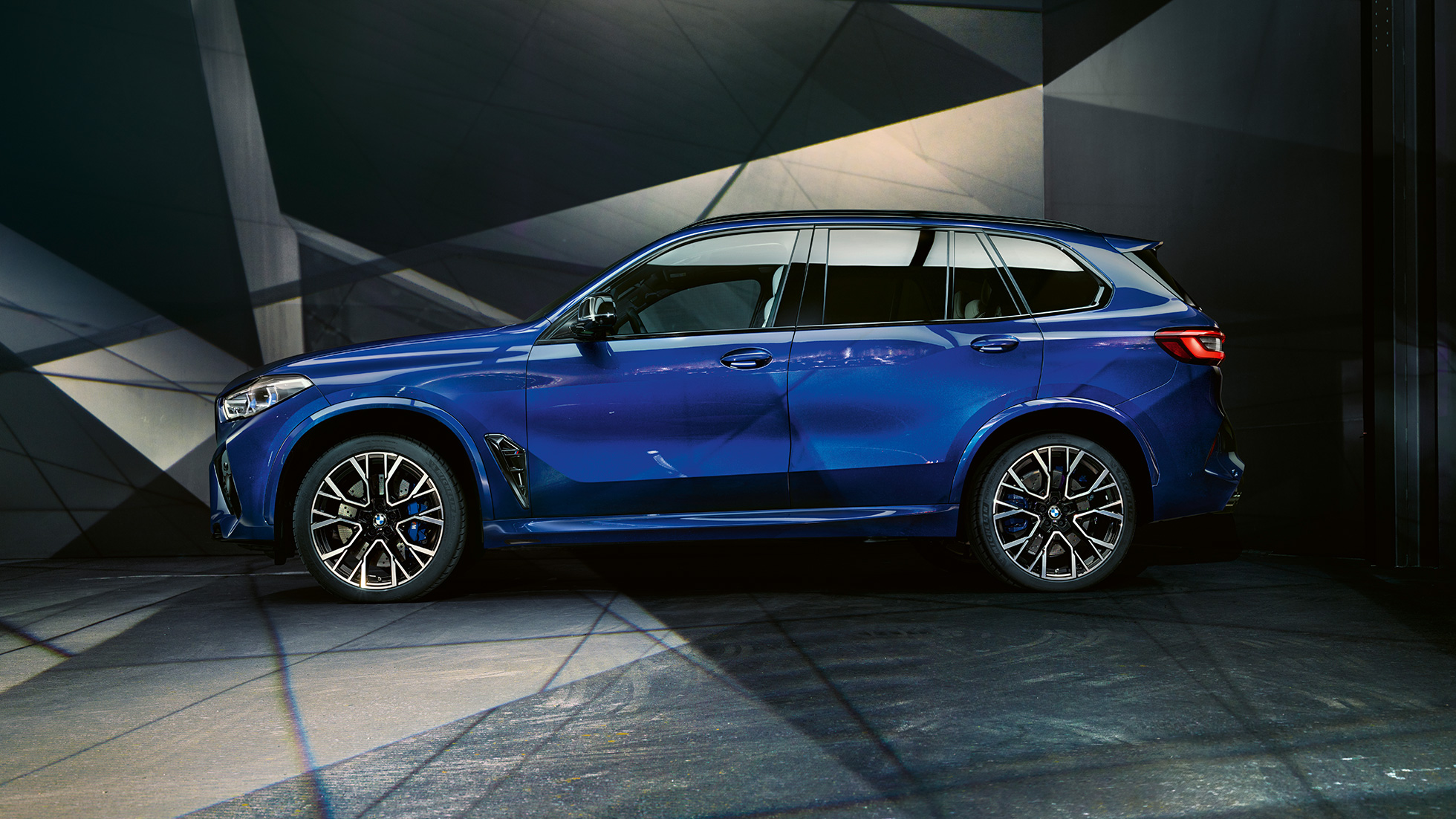 BMW X5 M Competition Seitenansicht F95 BMW X5 M Competition mit M Leichtmetallrädern F95 Marina Bay Blau metallic Seitenansicht