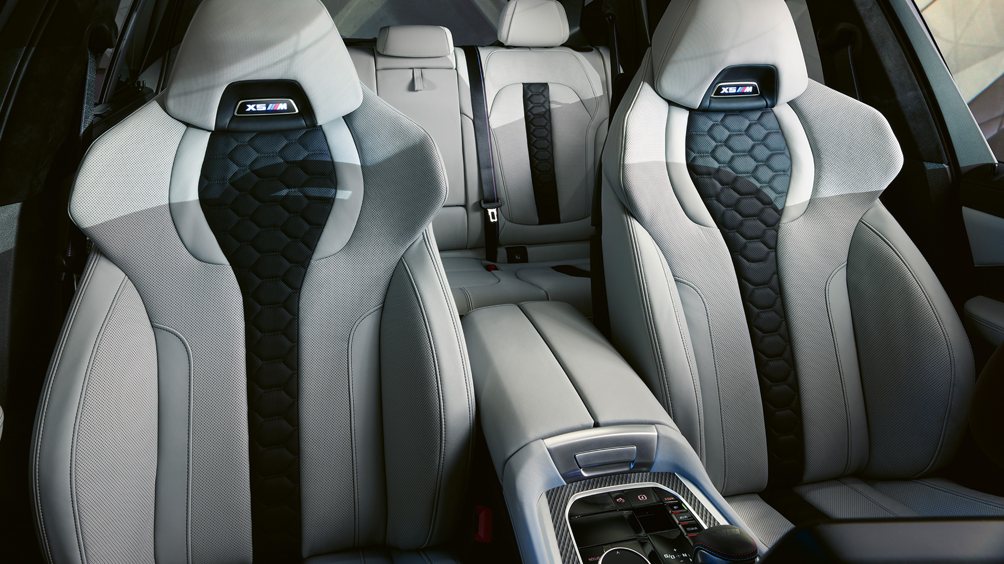 M Multifunktionssitze BMW X5 M Competition F95 M Multifunktionssitze mit beleuchtetem X5 M Logo BMW X5 M Competition F95 Interieur