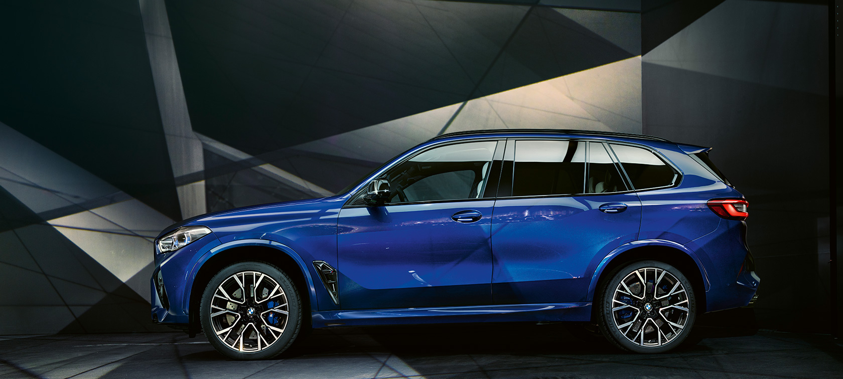 BMW X5 M Competition, vue de profil F95 BMW X5 M Competition en Marina Bay Blau metallic F95, vue de profil