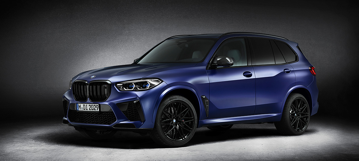 BMW X5 M SUV First Edition F95 2020 BMW Individual Sonderlackierung Frozen Marina Bay Blue metallic matt Dreiviertel-Frontansicht BMW X5 M SUV First Edition F95 2020 BMW Individual Sonderlackierung Frozen Marina Bay Blue metallic matt Dreiviertel-Frontansicht