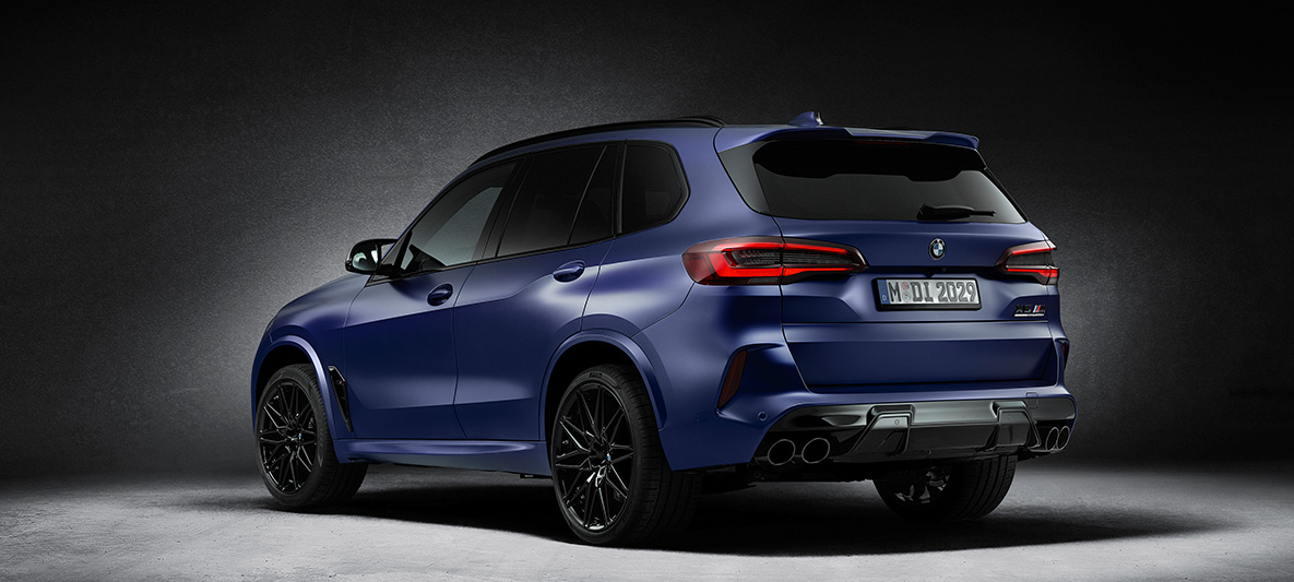 BMW X5 M SUV First Edition F95 2020 BMW Individual Sonderlackierung Frozen Marina Bay Blue metallic matt Dreiviertel-Heckansicht BMW X5 M SUV First Edition F95 2020 BMW Individual Sonderlackierung Frozen Marina Bay Blue metallic matt Dreiviertel-Heckansicht