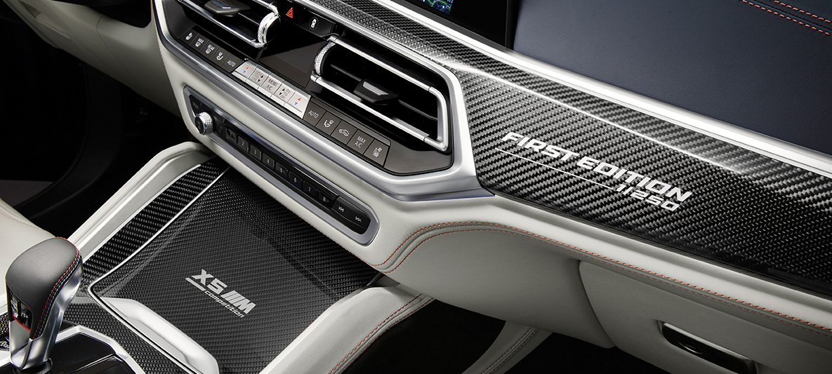 BMW X5 M SUV First Edition F95 2020 Innenraum Interieurleisten in 'Carbon Fibre' mit „First Edition“-Schriftzug BMW X5 M SUV First Edition F95 2020 Innenraum Interieurleisten in 'Carbon Fibre' mit „First Edition“-Schriftzug