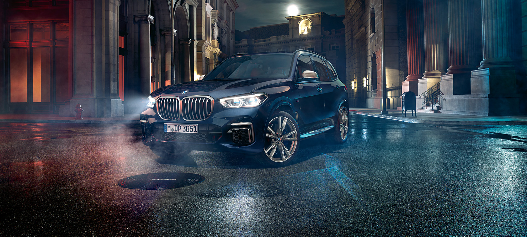 BMW X5 M50i und M50d Dreiviertel-Frontansicht G05 BMW X5 M50i und M50d G05 2018 SUV Carbonschwarz metallic Dreiviertel-Frontansicht