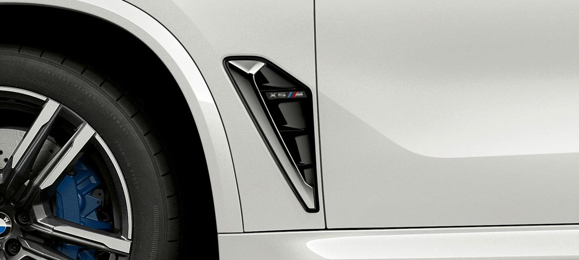 M Kiemen BMW X5 M F95 M Kiemen BMW X5 M Mineralweiß F95 2020 SUV Nahaufnahme