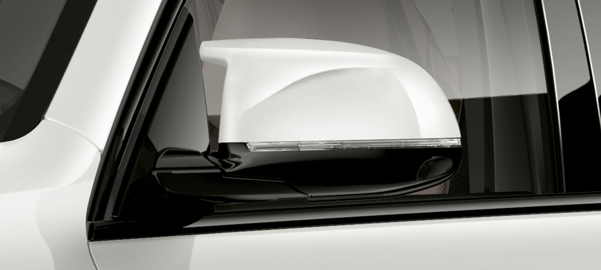 Spiegelkappen BMW X5 M F95 Spiegelkappen BMW X5 M Mineralweiß F95 2020 SUV Nahaufnahme
