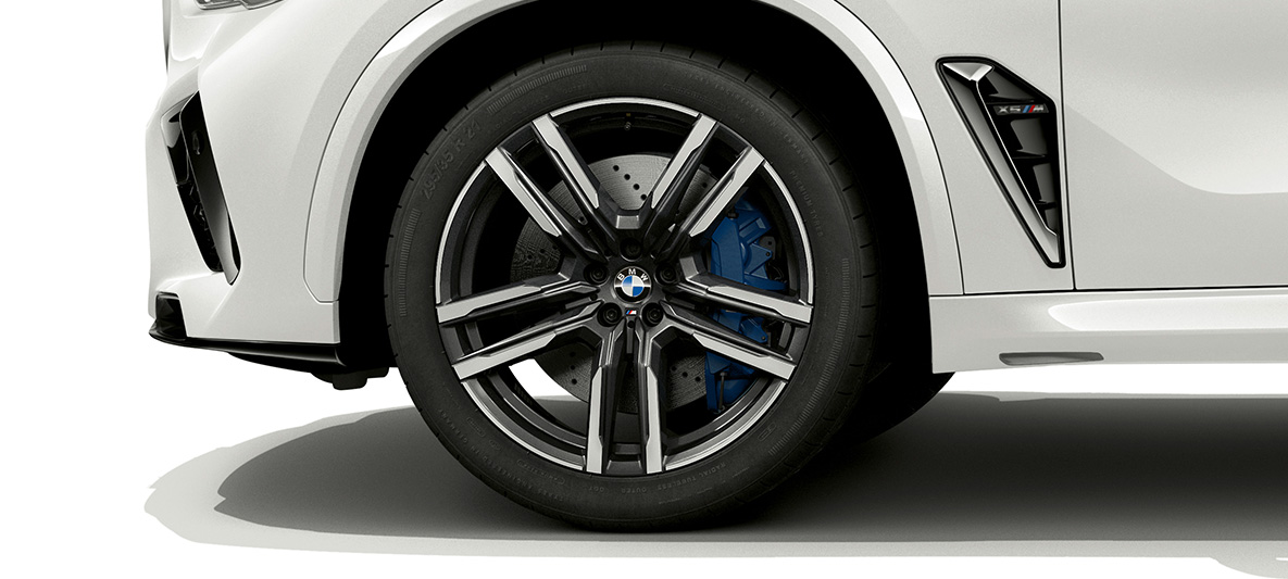 21-Zoll M Leichtmetallräder Bicolor Orbitgrau BMW X5 M F95 21-Zoll M Leichtmetallräder Bicolor Orbitgrau BMW X5 M Mineralweiß F95 2020 SUV Nahaufnahme