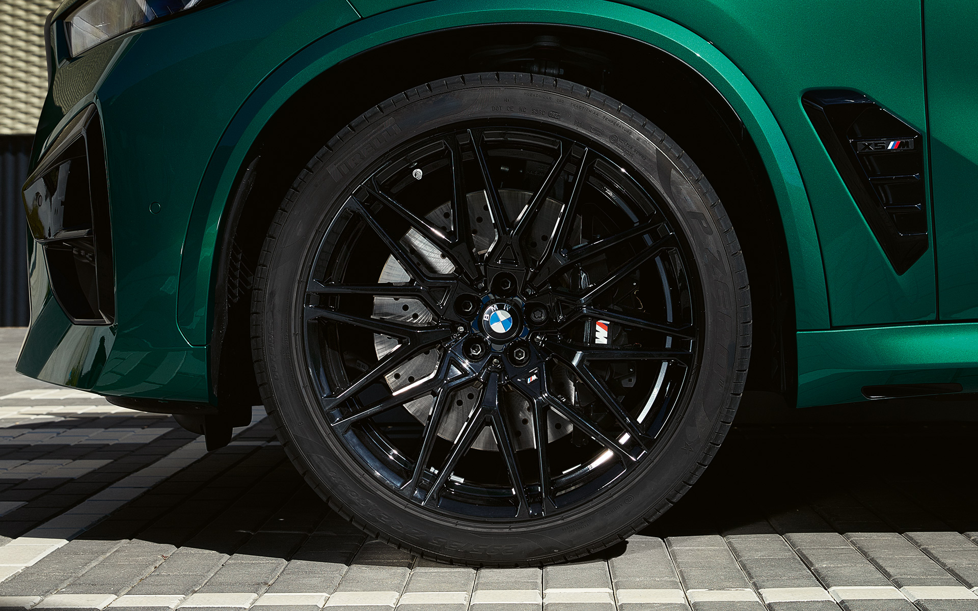 BMW X5 M Competition F95, jantes 21"/22" BMW M en alliage léger, à rayons en étoile 818 M, Schwarz BMW X5 M Competition F95 2023, jantes 21"/22" M en alliage léger à rayons en étoile 818 M Schwarz