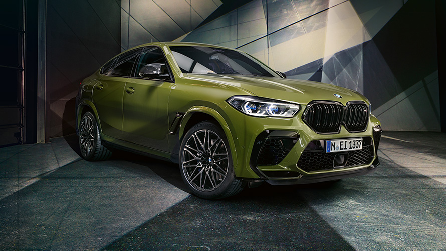 BMW X6 M Competition SUV F96 2020 en teinte spéciale BMW Individual Urban Green, vue de profil