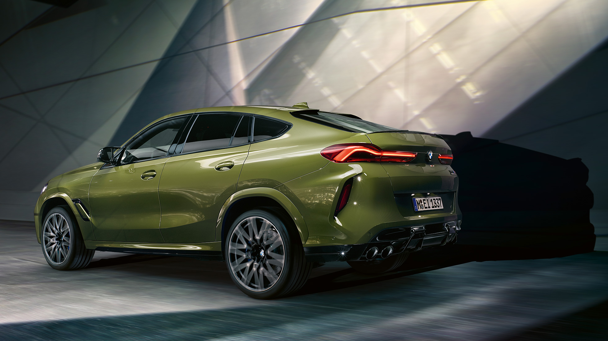 BMW X6 M Competition SUV mit M xDrive BMW X6 M Competition SUV mit M xDrive F96 2020 BMW Individual Sonderlackierung Urban Green Dreiviertel-Heckansicht