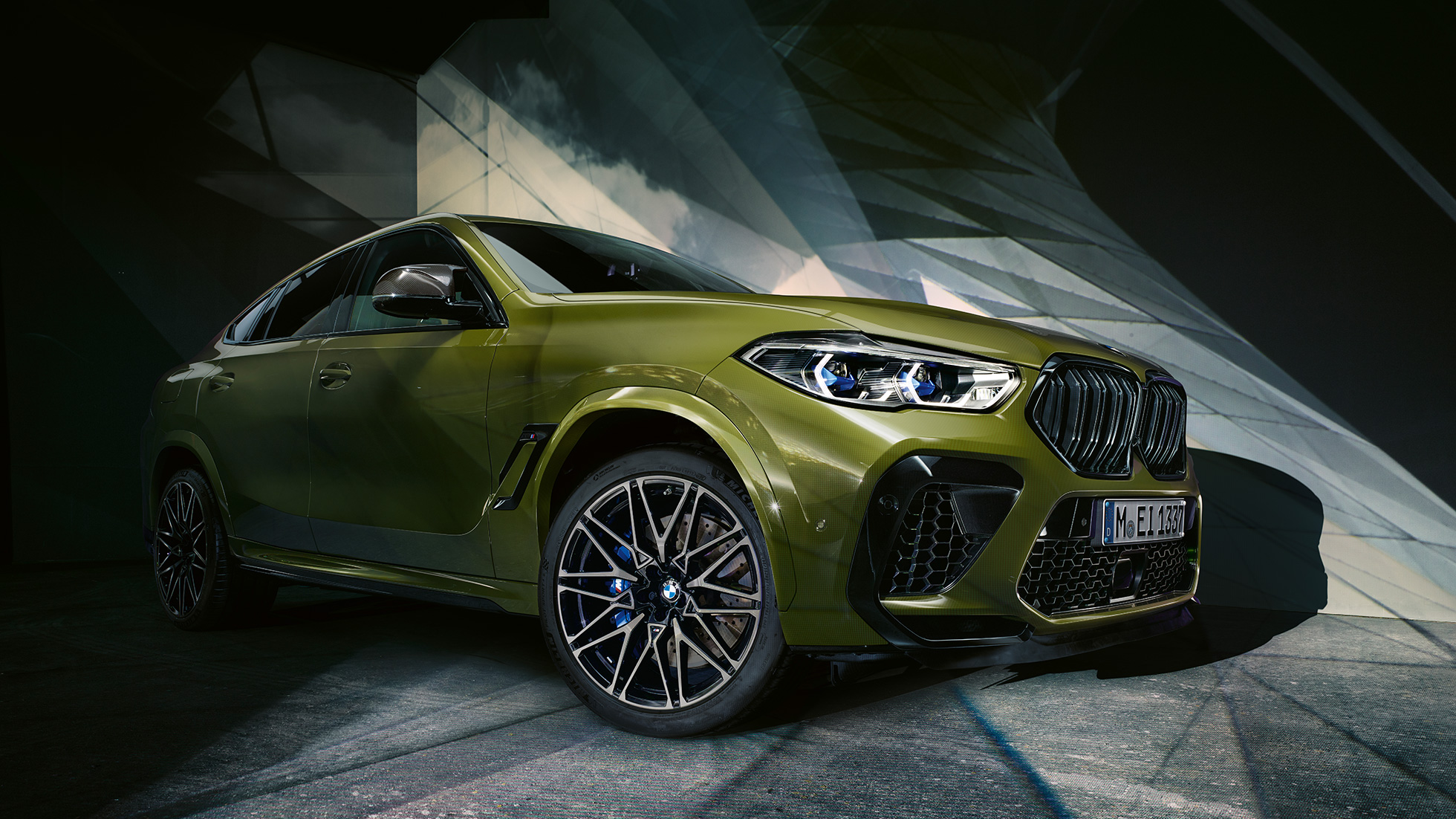 Exterieur-Design BMW X6 M Competition SUV Exterieur-Design BMW X6 M Competition SUV F96 2020 BMW Individual Sonderlackierung Urban Green Dreiviertel-Frontansicht