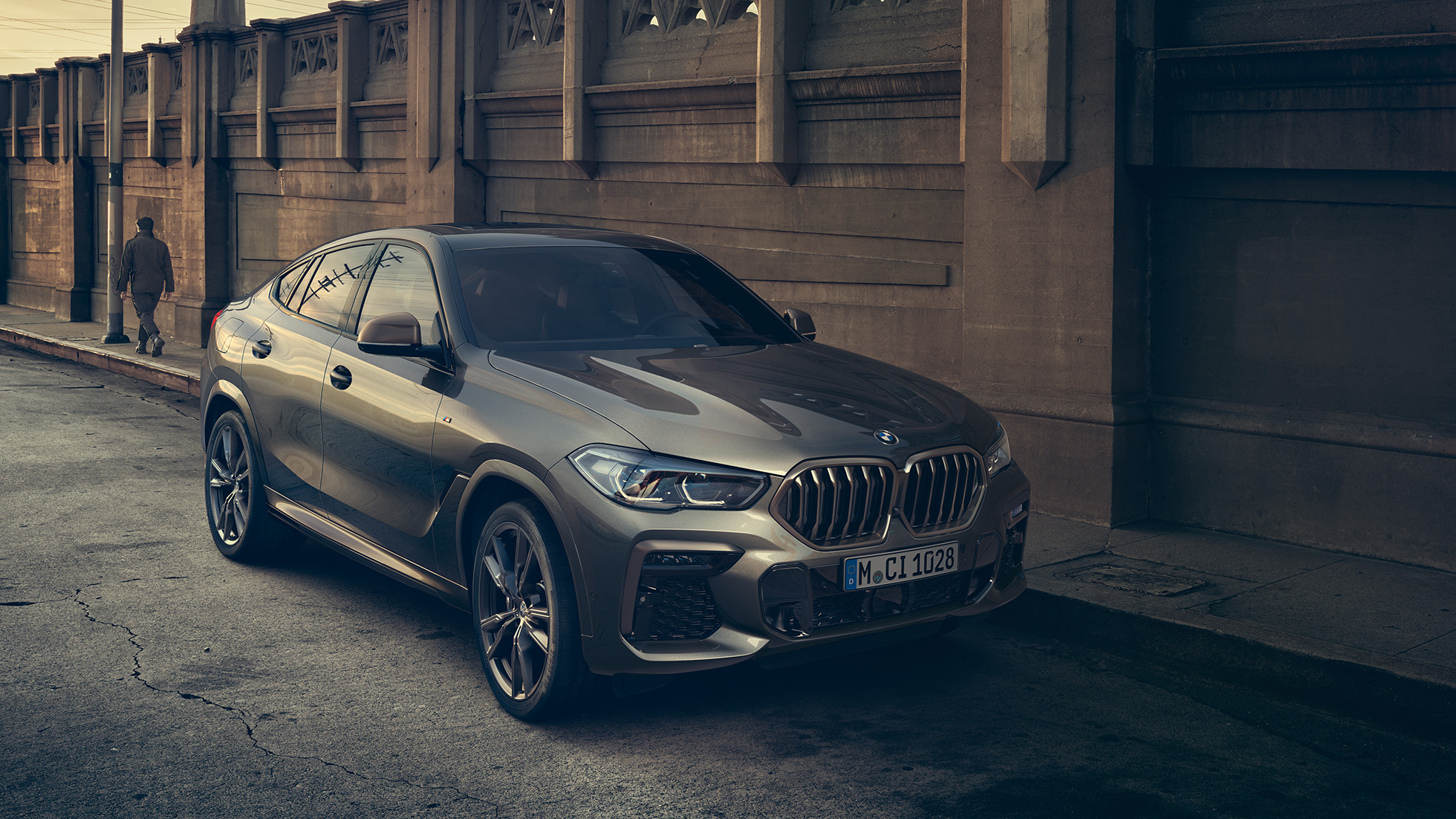 BMW X6 M50i SUV mit M TwinPower Turbo 8-Zylinder Benzinmotor G06 BMW X6 M50i SUV mit M TwinPower Turbo 8-Zylinder Benzinmotor G06 Manhattan metallic Dreiviertel-Seitenansicht