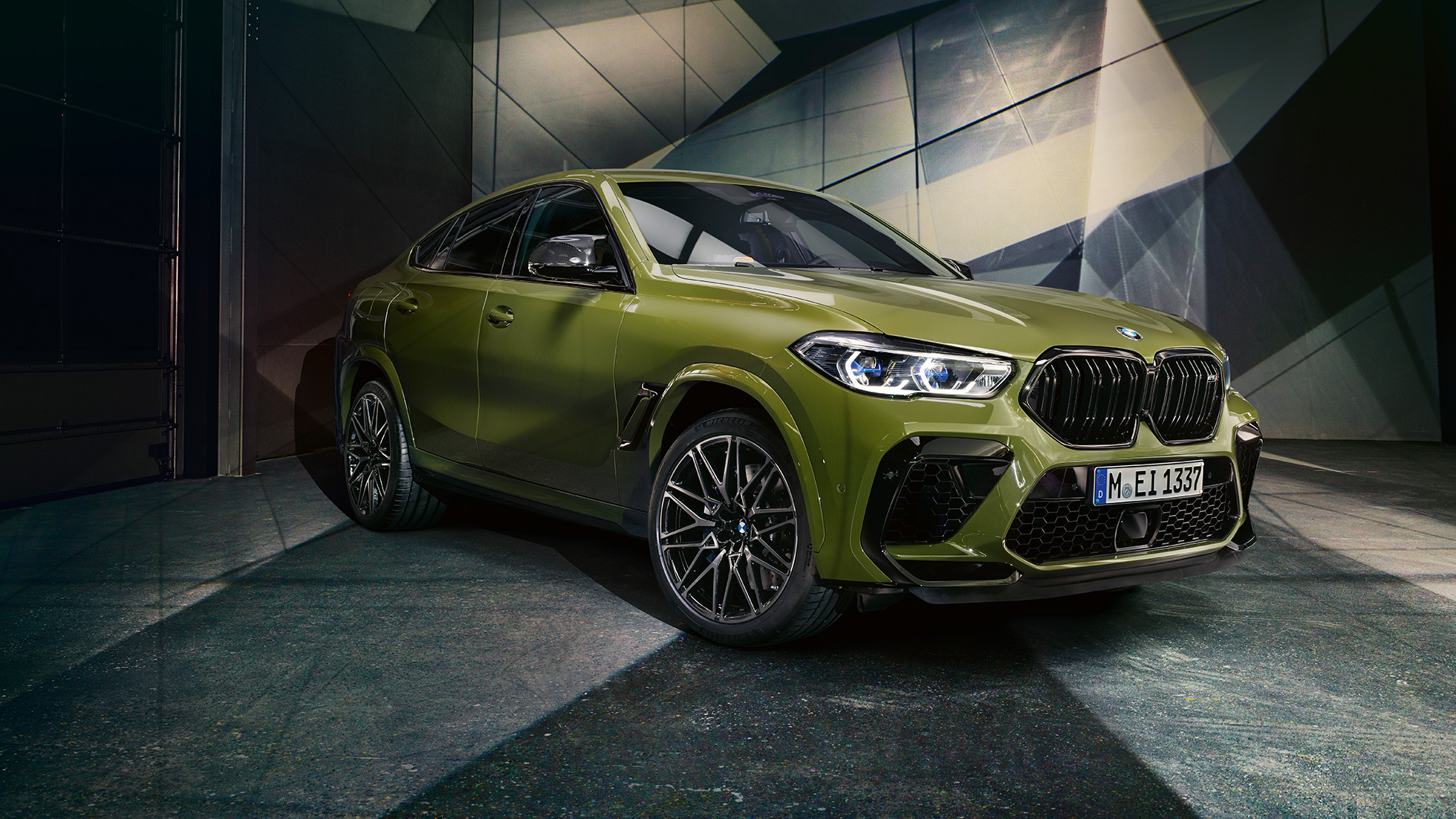 M Doppelniere BMW X6 M Competition SUV M Doppelniere BMW X6 M Competition SUV F96 BMW Individual Sonderlackierung Urban Green Dreiviertel-Frontansicht